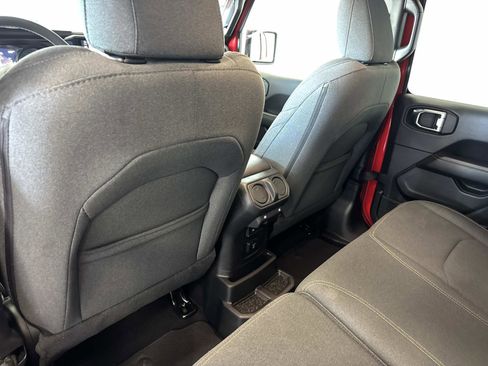 Used 2025 Jeep Wrangler Unlimited Sahara image 12