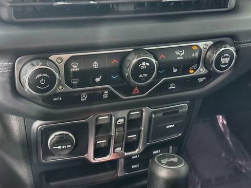 Used 2024 Jeep Wrangler Unlimited Sahara AWD/4WD image 15