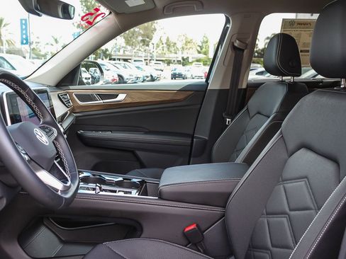 Used 2025 Volkswagen Atlas SE w/ Black Wheel Package image 18