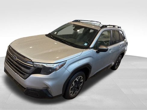 Used 2025 Subaru Forester Premium image 2