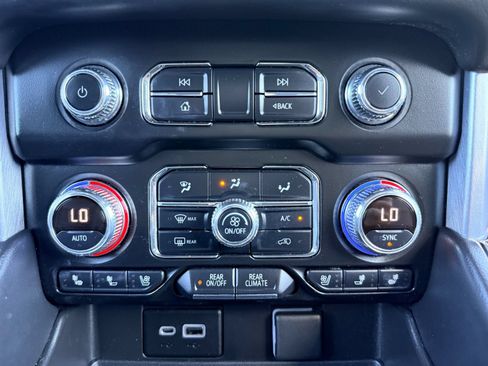 Used 2021 GMC Yukon SLT w/ Rear Media and Nav Package AWD/4WD image 18