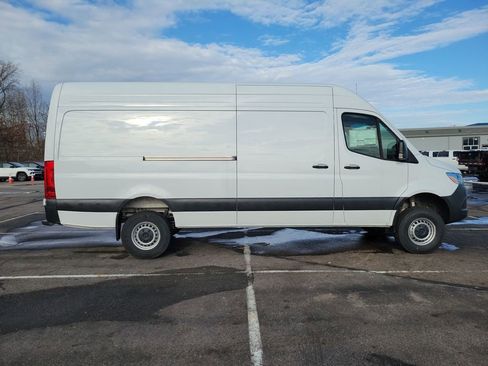 Used 2025 Mercedes-Benz Sprinter 2500 image 8