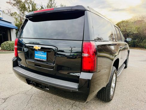 Used 2018 Chevrolet Suburban LT image 8