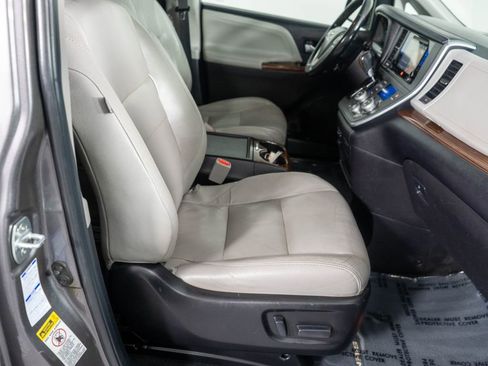 Used 2017 Toyota Sienna Limited AWD/4WD image 8