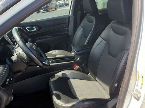 Used 2022 Jeep Compass Latitude w/ Sun and Sound Group AWD/4WD image 9