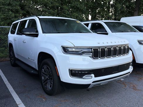 Used 2024 Jeep Wagoneer L Series II w/ Flexible Seating Group AWD/4WD image 3