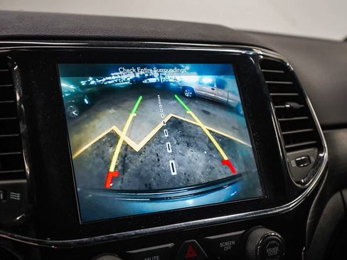 Used 2019 Jeep Grand Cherokee Altitude image 26