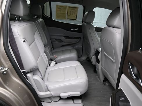 Used 2022 GMC Acadia SLT w/ Technology Package image 16