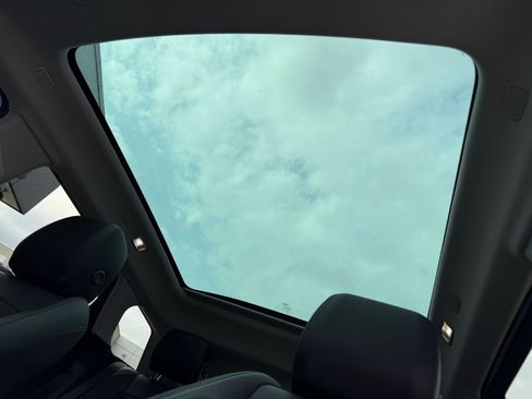 Used 2022 Land Rover Range Rover Evoque SE image 3