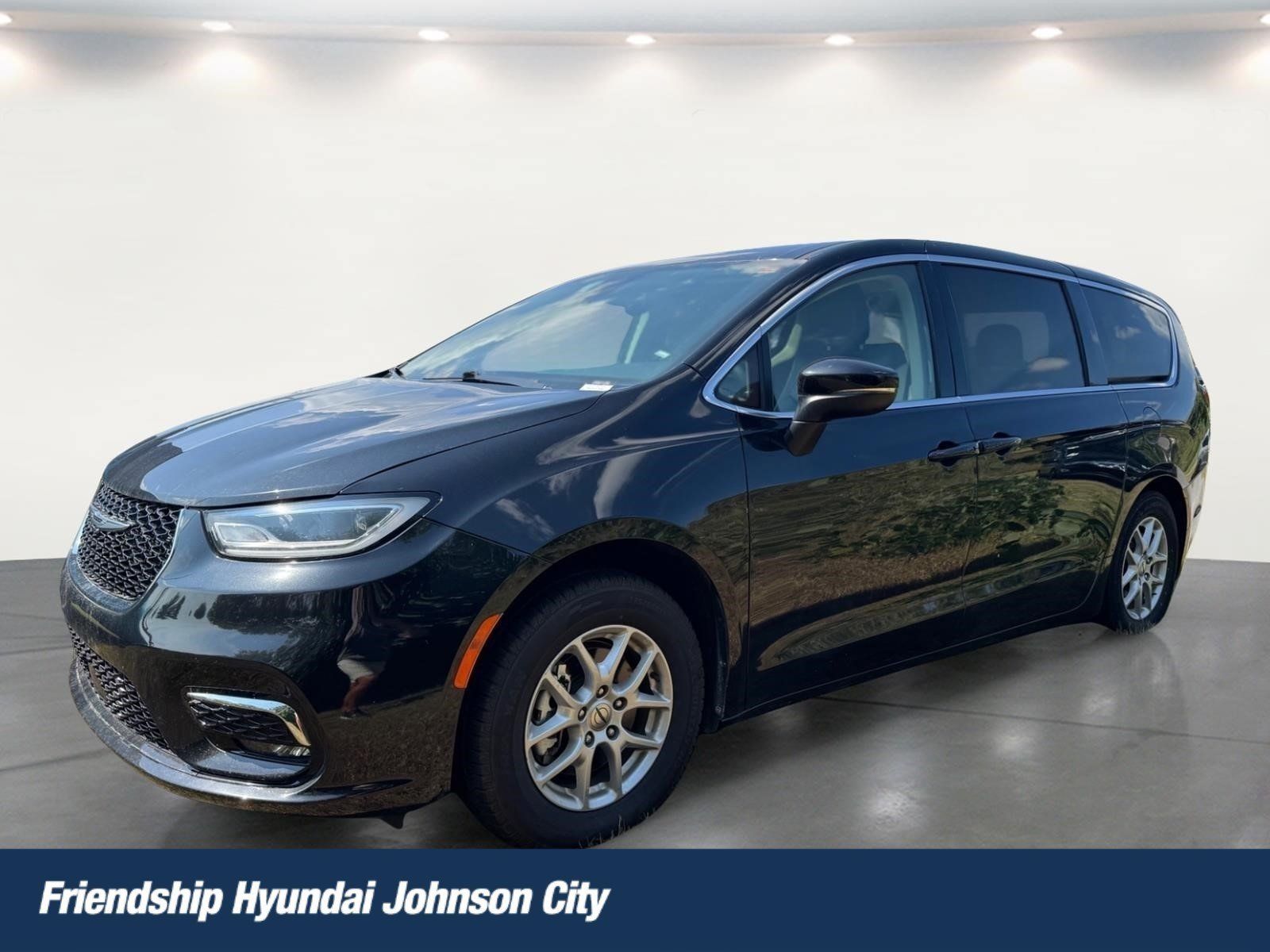 Used 2023 Chrysler Pacifica Touring-L FWD image 1