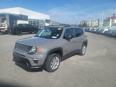 Used 2019 Jeep Renegade Sport w/ Sport Appearance Group AWD/4WD image 3