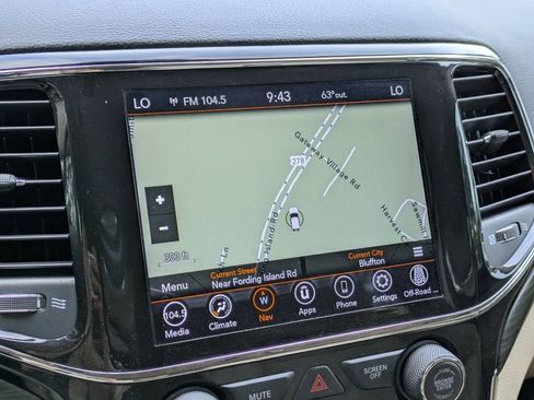 Used 2022 Jeep Grand Cherokee Laredo E image 21