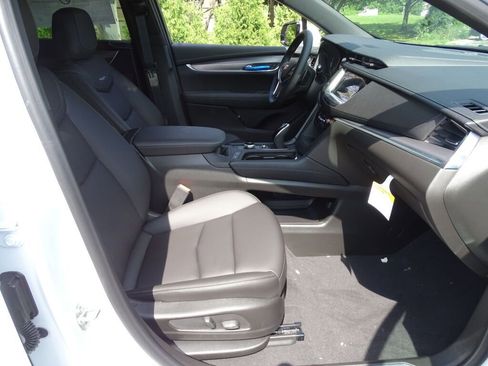 New 2025 Cadillac XT5 Luxury image 7