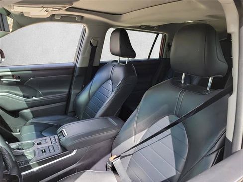 Used 2020 Toyota Highlander XLE AWD/4WD image 9