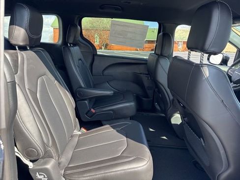 New 2026 Chrysler Pacifica Select image 11