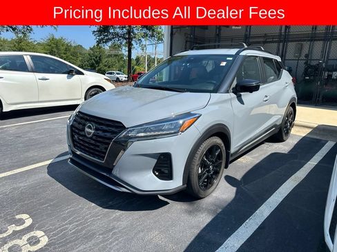Used 2022 Nissan Kicks SR w/ Premium Package FWD image 2