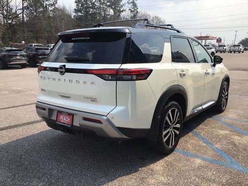 Used 2024 Nissan Pathfinder Platinum image 5
