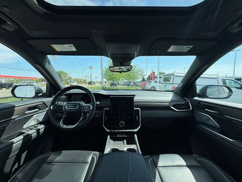 Used 2025 GMC Acadia Denali w/ Super Cruise Package FWD image 9