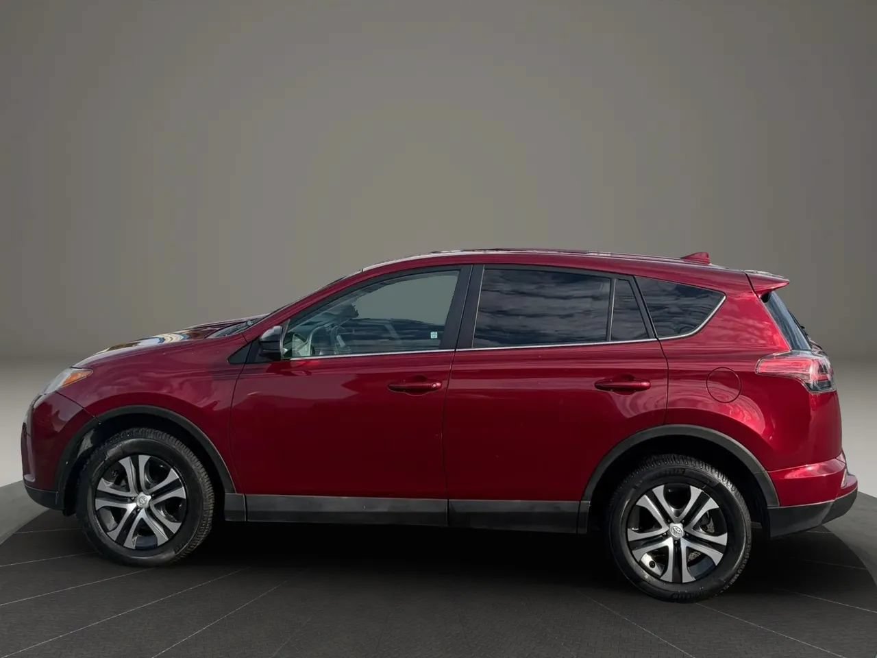 Used 2018 Toyota RAV4 LE FWD image 2