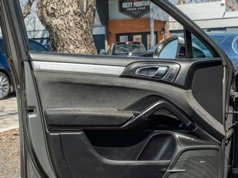 Used 2018 Porsche Cayenne GTS image 17