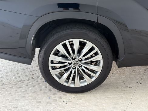 Used 2023 Toyota Highlander Platinum FWD image 13