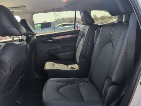 Used 2023 Toyota Highlander Limited FWD image 9