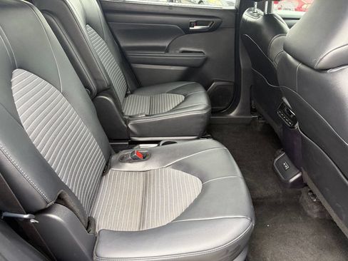 Used 2025 Toyota Highlander XSE AWD/4WD image 18