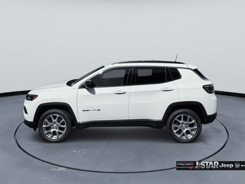 Used 2024 Jeep Compass Latitude AWD/4WD image 8
