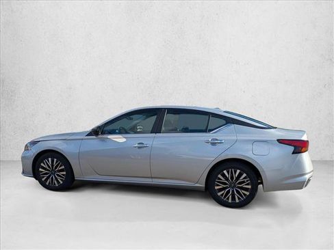 Used 2024 Nissan Altima 2.5 SV FWD image 8