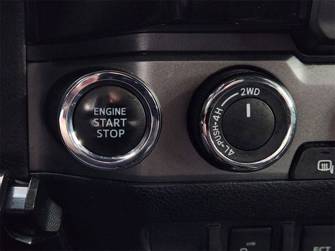 Used 2016 Toyota Tacoma SR image 22