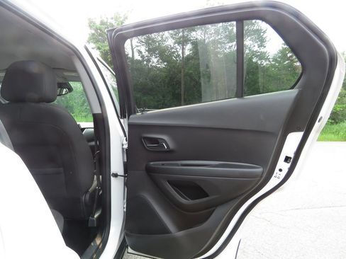 Used 2022 Chevrolet Trax LS w/ Tint and Cruise Package AWD/4WD image 15