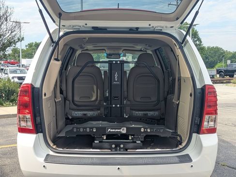 Used 2011 Kia Sedona EX w/ Luxury Pkg FWD image 24