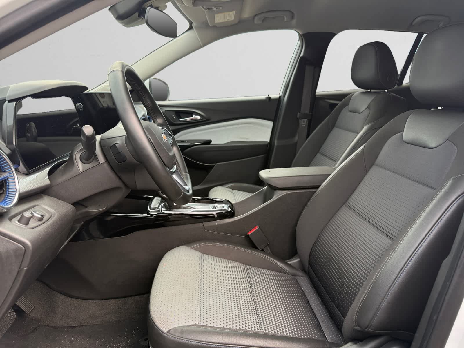 Used 2025 Chevrolet Trax LT w/ LT Convenience Package FWD image 8