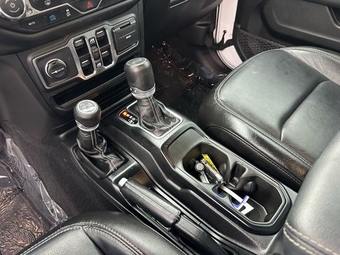 Used 2023 Jeep Wrangler Unlimited Sahara image 33