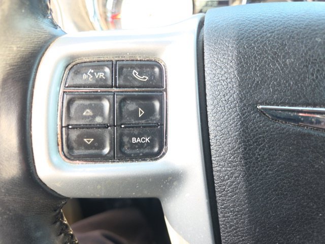 Used 2015 Chrysler Town & Country Touring FWD image 4