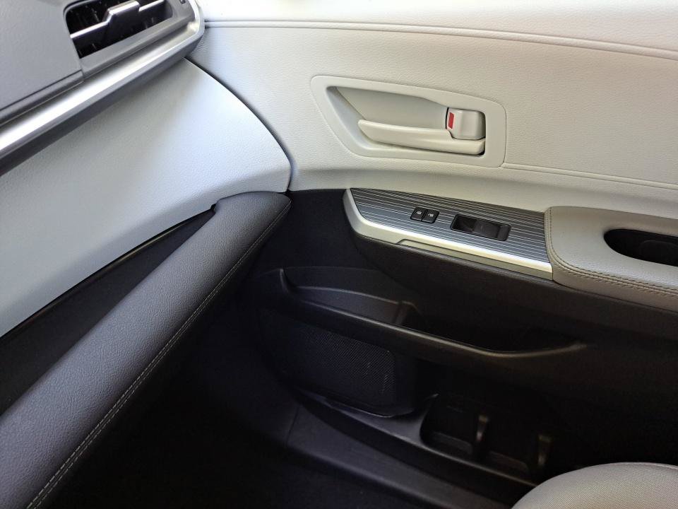 Used 2025 Toyota Sienna LE AWD/4WD image 32