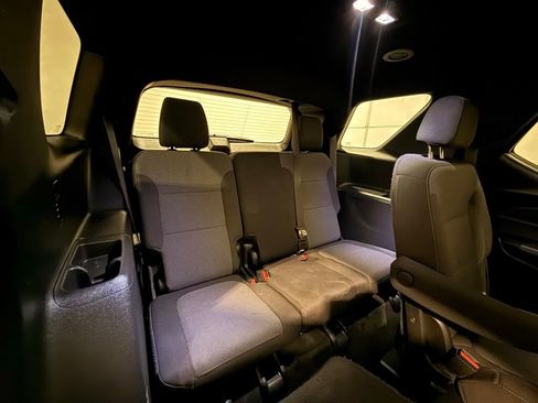 Used 2023 Chevrolet Traverse LT image 32