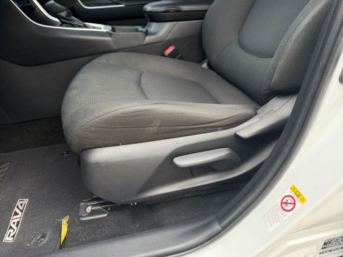 Used 2019 Toyota RAV4 LE FWD image 34