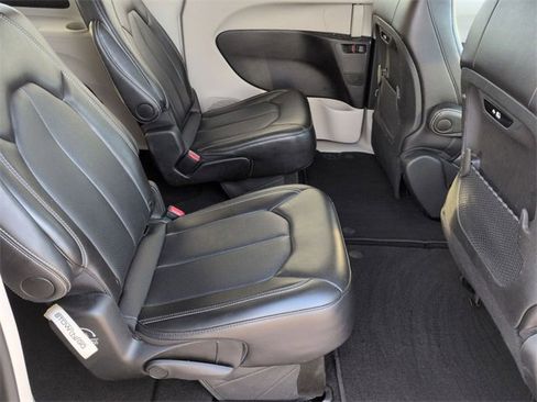 Certified 2024 Chrysler Pacifica Touring-L image 29