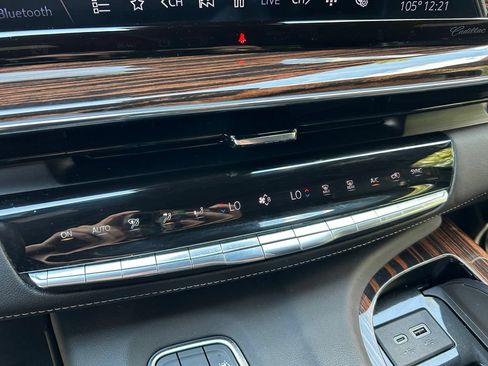 Used 2023 Cadillac Escalade Premium Luxury AWD/4WD image 34