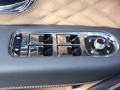 New 2025 Bentley Bentayga image 12
