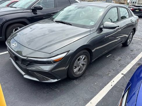 Used 2024 Hyundai Elantra SE FWD image 1