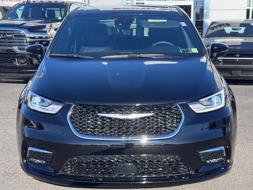 Used 2025 Chrysler Pacifica Select FWD image 2