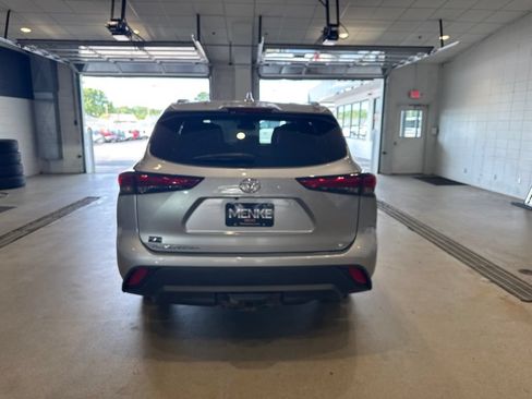 Used 2020 Toyota Highlander XLE FWD image 6