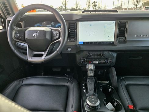 Used 2025 Ford Bronco Badlands image 18