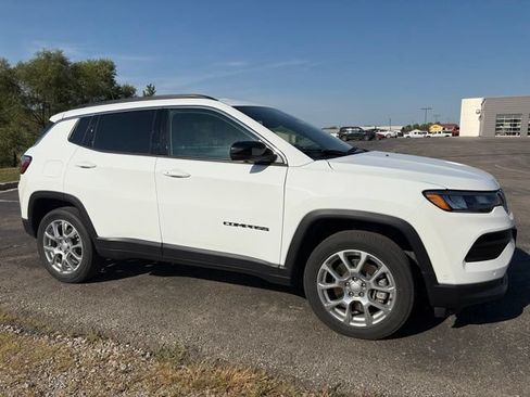 Used 2024 Jeep Compass Latitude AWD/4WD image 3