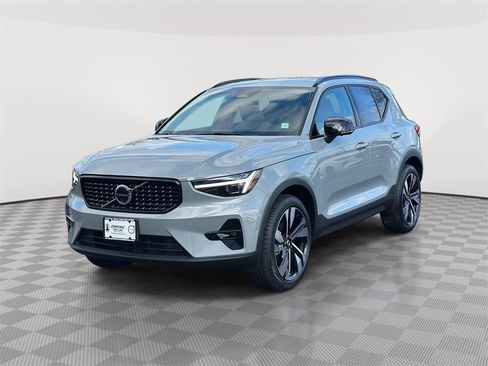 Used 2025 Volvo XC40 B5 Ultra w/ Climate Package image 2