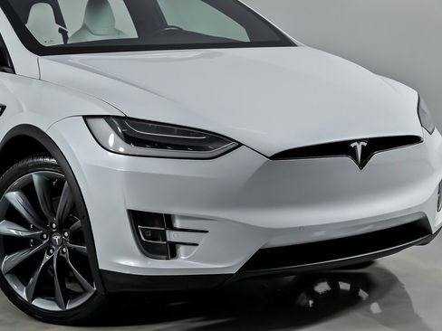 Used 2018 Tesla Model X 75D image 3
