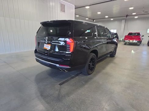 Used 2025 Chevrolet Suburban High Country AWD/4WD image 8