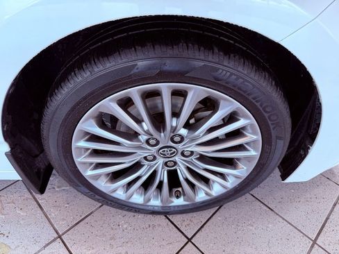 Used 2019 Toyota Avalon Limited image 18